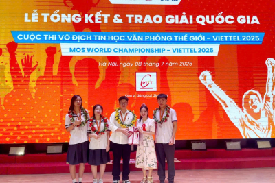 Đồng chí Giám đốc Sở Giáo dục và Đào tạo thăm, động viên học sinh đoạt giải Nhất quốc gia, chuẩn bị tham dự Vòng chung kết thế giới Cuộc thi MOSWC 2025 tại Hoa Kỳ