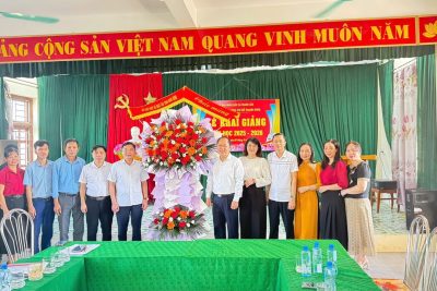 Đồng chí Đinh Văn Khâm, Phó Giám đốc Sở Giáo dục và Đào tạo thăm và chúc mừng Trường THCS Thanh Nghị, xã Thanh Lâm trước ngày Khai giảng năm học mới