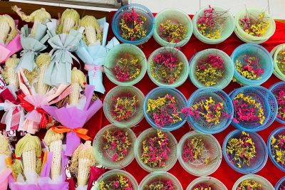 Hoạt động trải nghiệm làm hoa ngô tặng mẹ ngày Quốc tế Phụ nữ 8/3