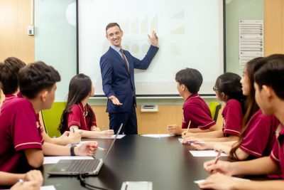 Từ 25/9 áp dụng quy định mới về dạy và học bằng tiếng nước ngoài