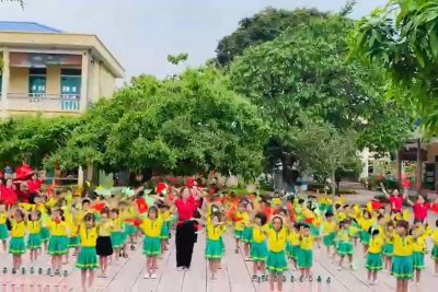 Các con trường MN Mỹ Hưng đồng diễn thể dục buổi sáng chủ đề quê hương đất nước